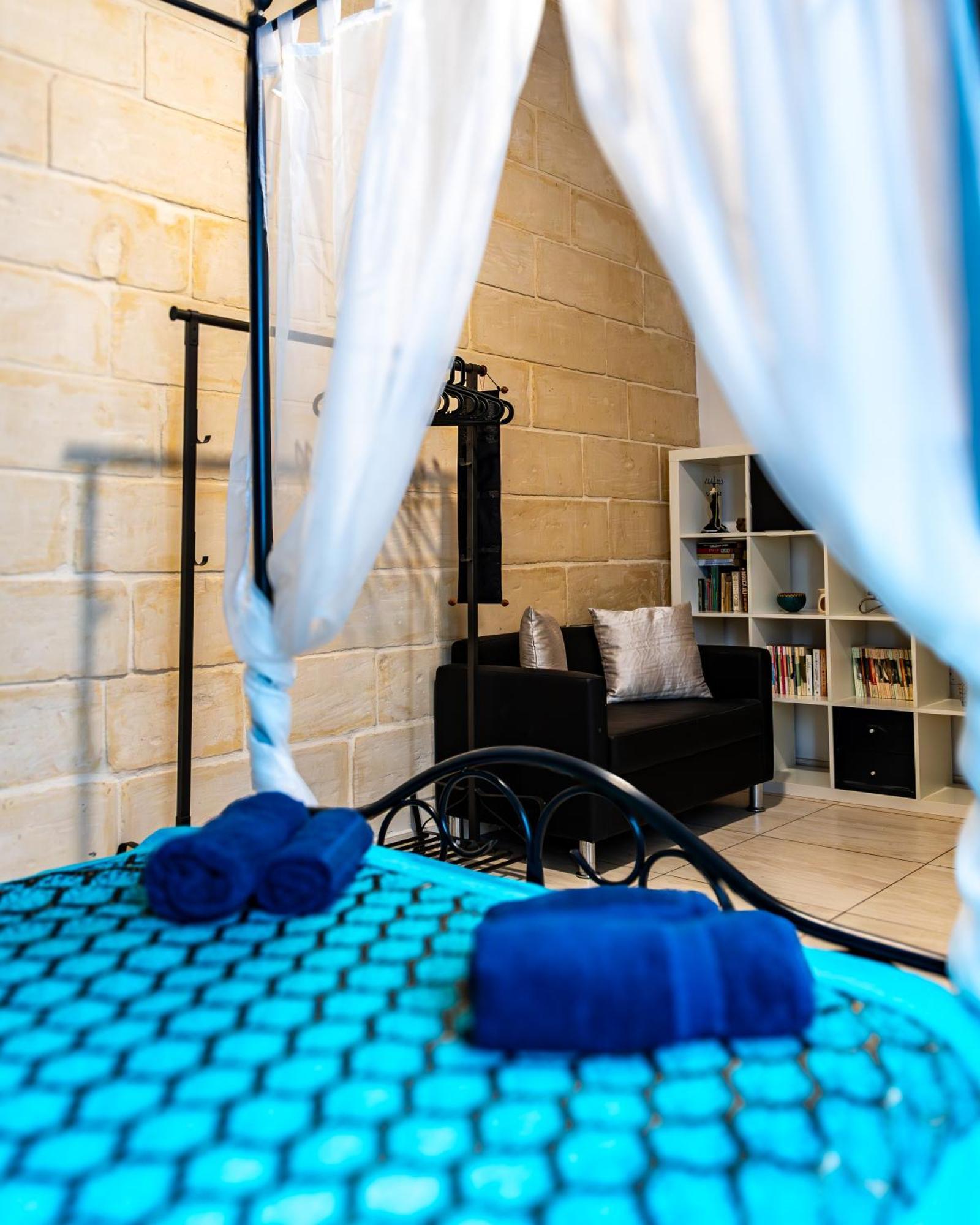 Traditional Maltese Styled 2Br Apartment With Large Maltese Balcony & Internal Yard - Located In The Heart Of Valletta - Maltese Capital City Exterior foto
