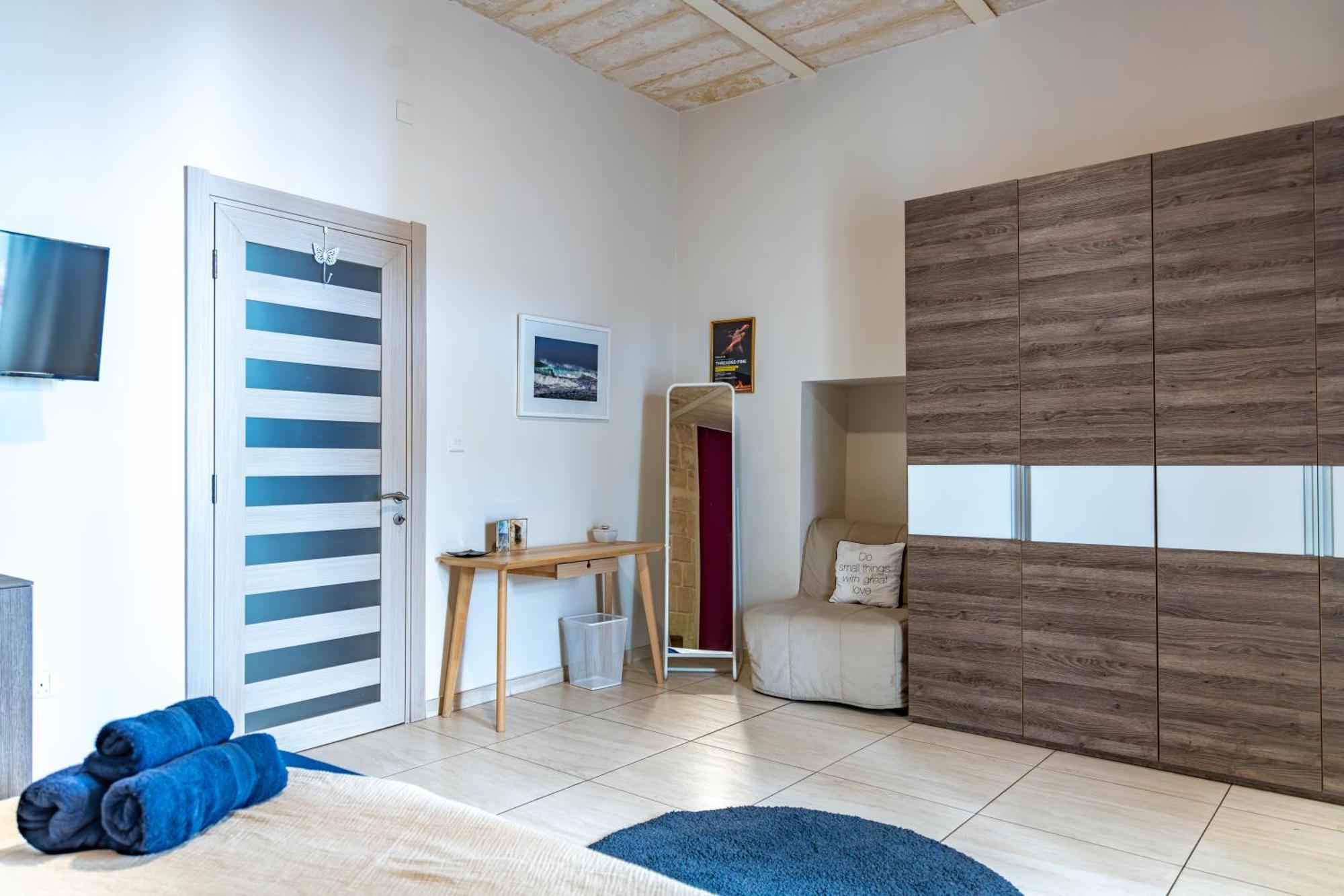 Traditional Maltese Styled 2Br Apartment With Large Maltese Balcony & Internal Yard - Located In The Heart Of Valletta - Maltese Capital City Exterior foto